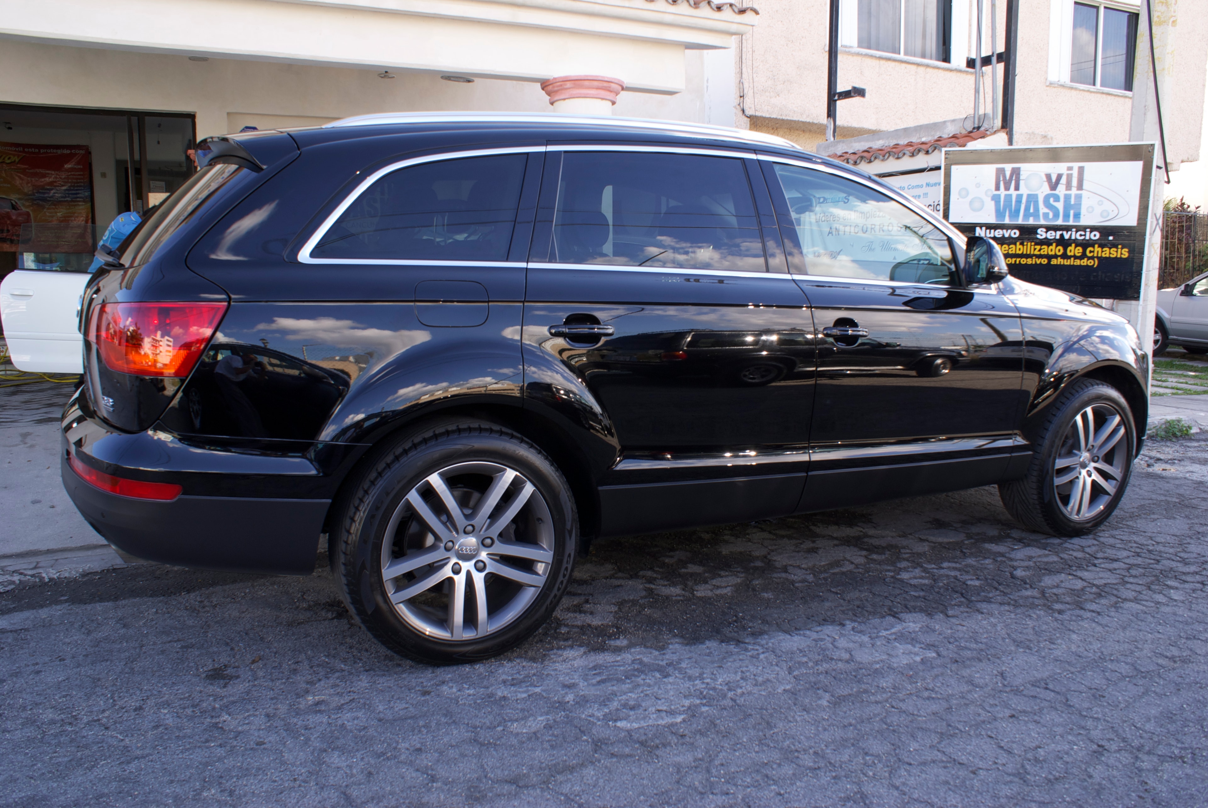 Audi Q7 negro — lateral brillante en Movilwash Cancún