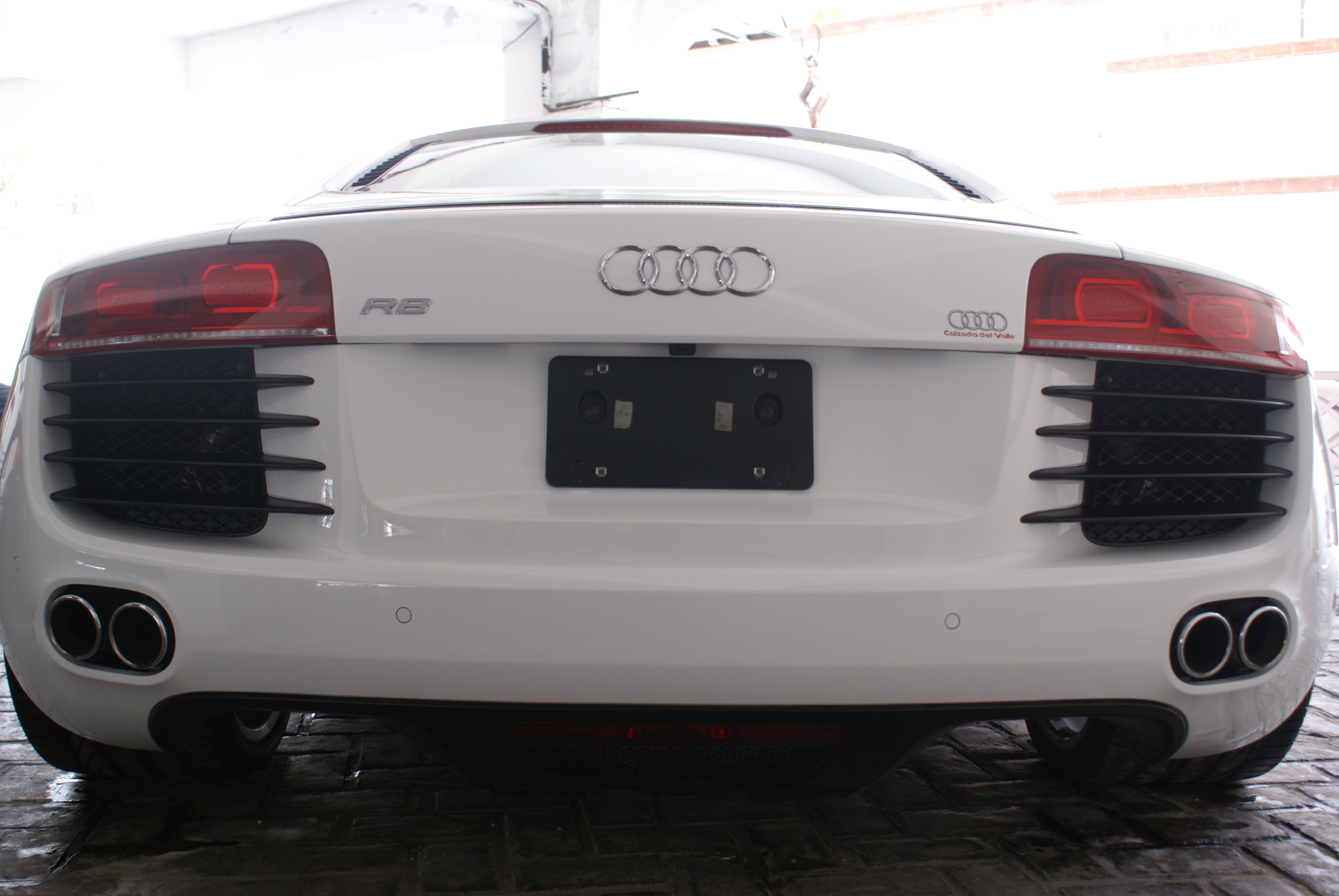 Audi R8 — trasero con calaveras y escapes