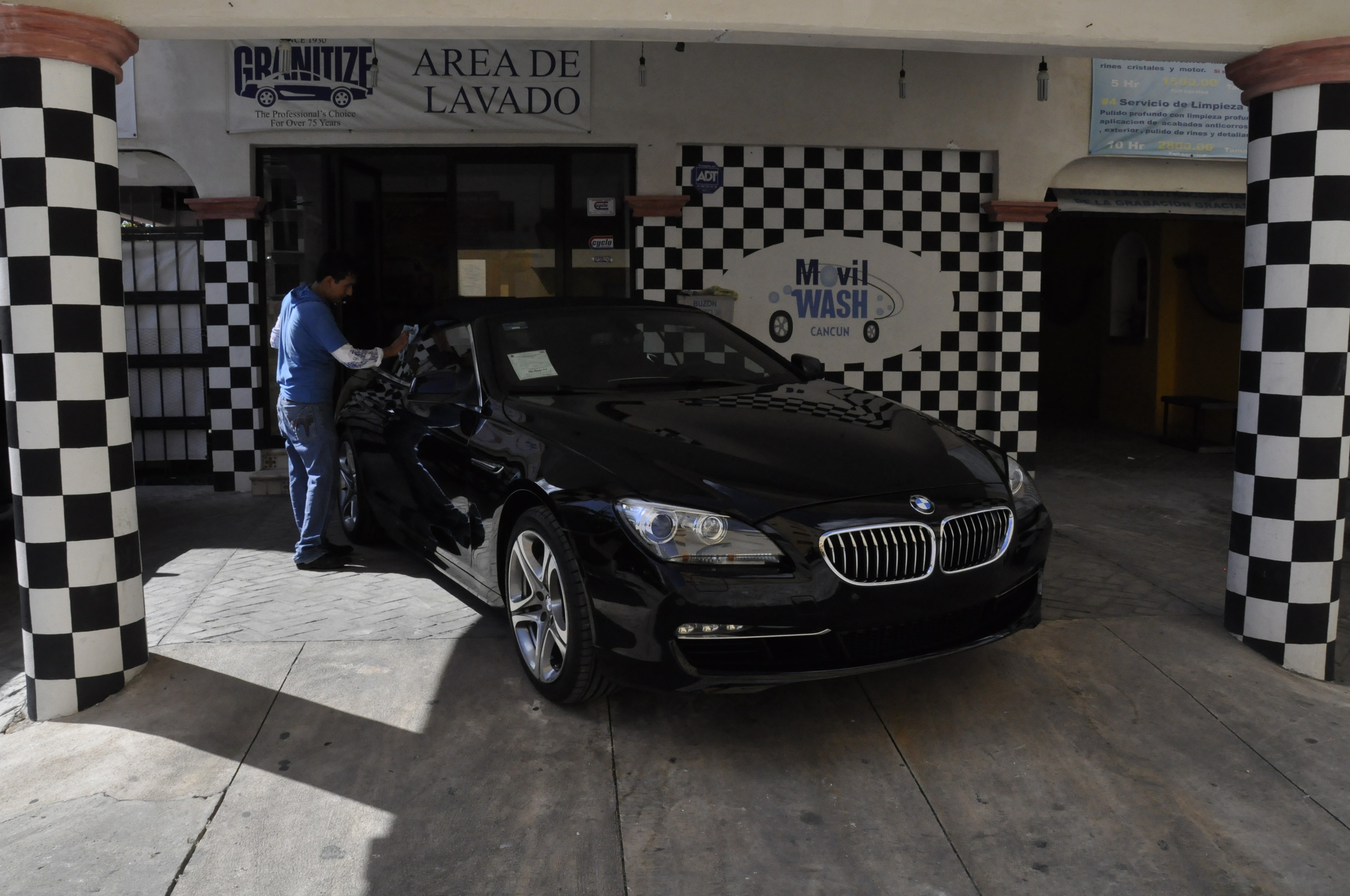 BMW en área de lavado Movilwash Cancún