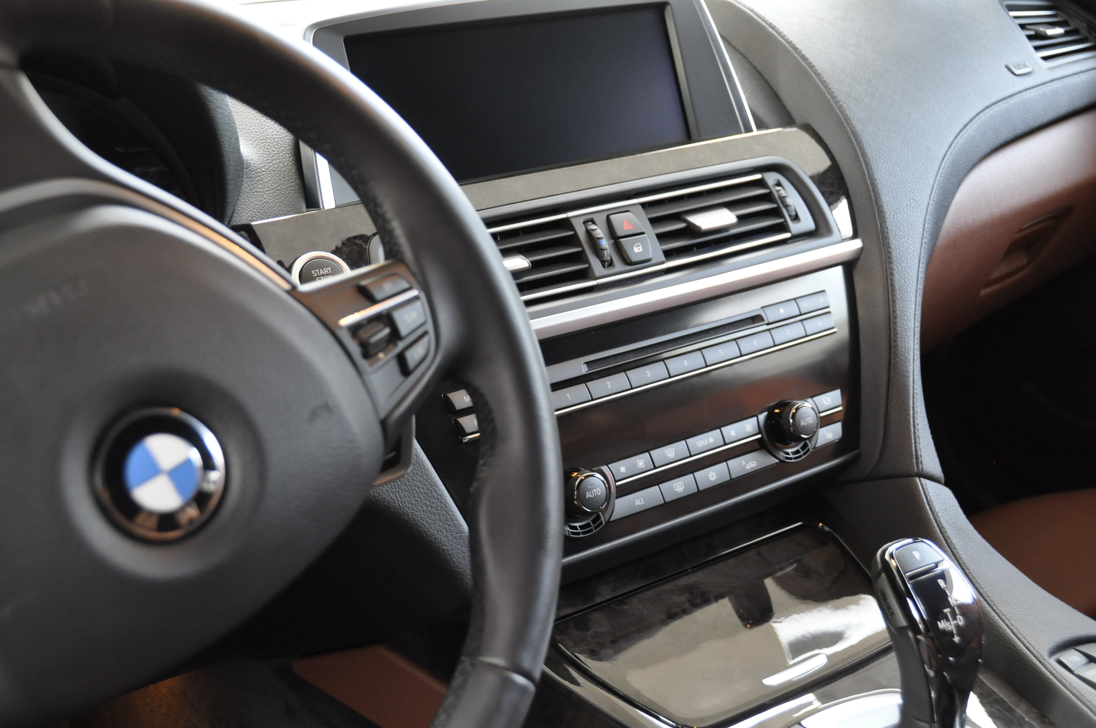 Interior BMW — tablero y consola detallados