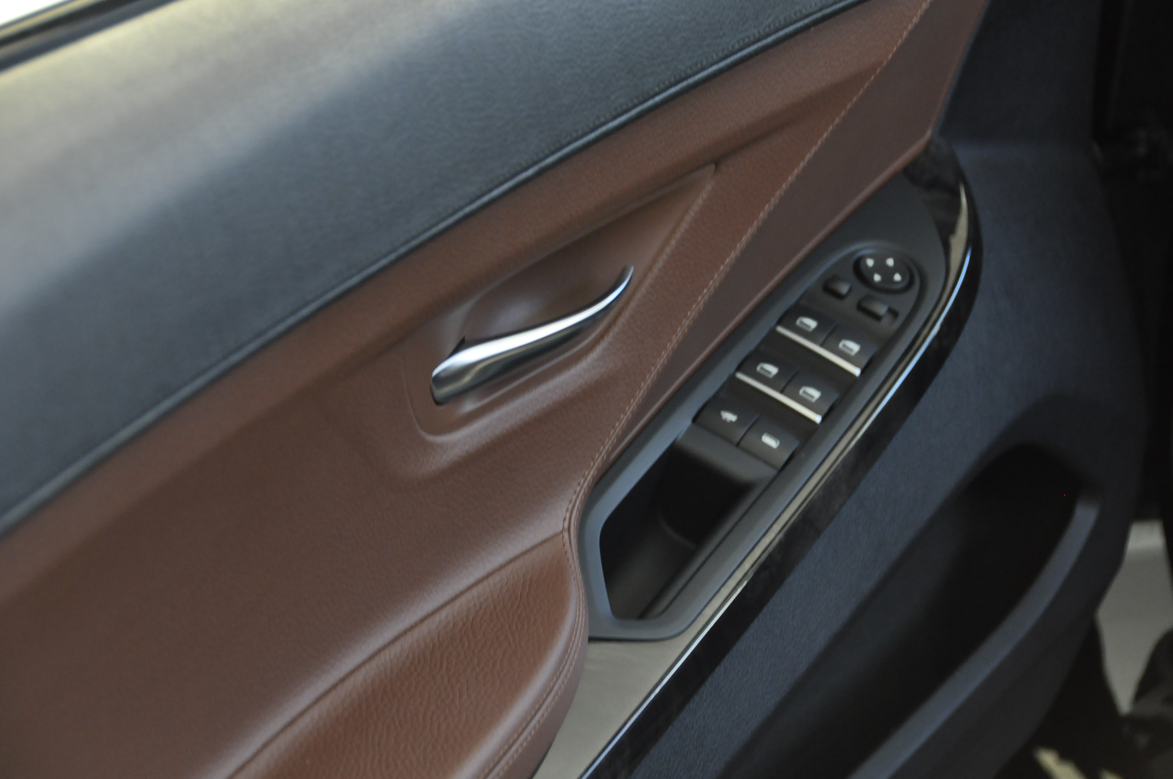 Puerta BMW — cuero café restaurado