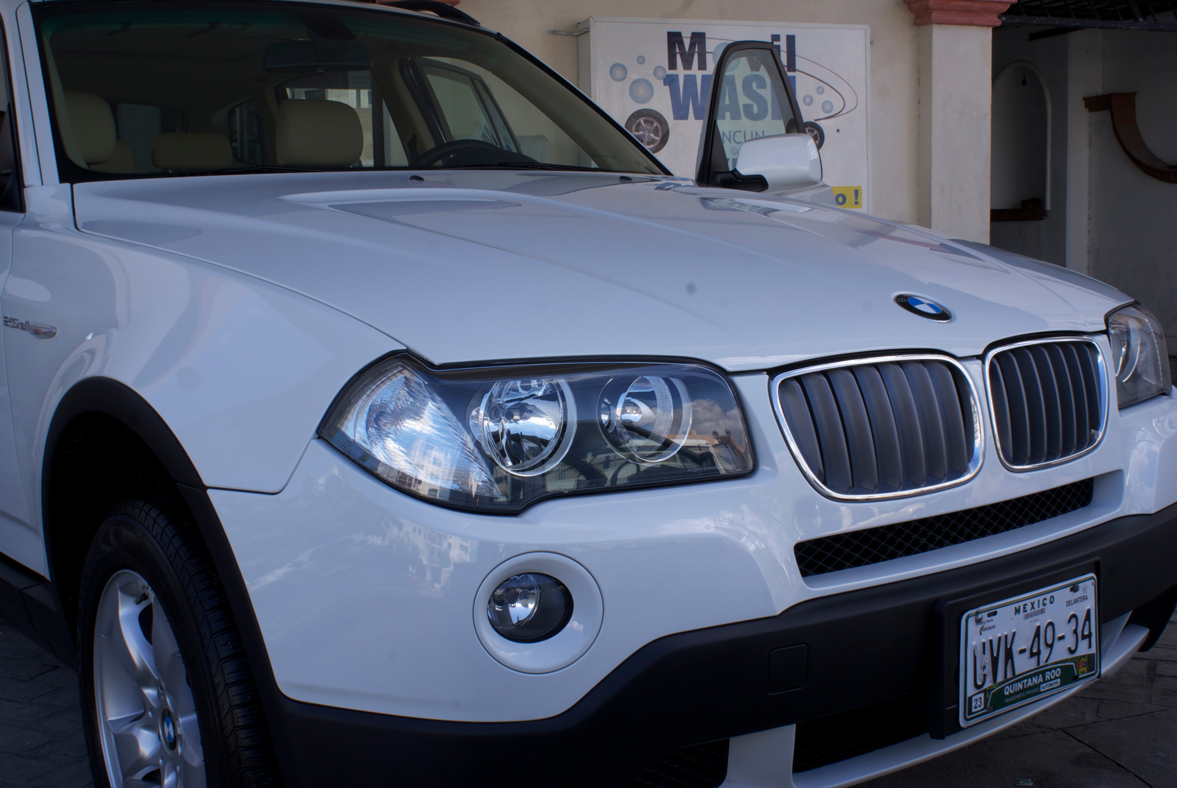 BMW X3 blanco — faros y parrilla close-up
