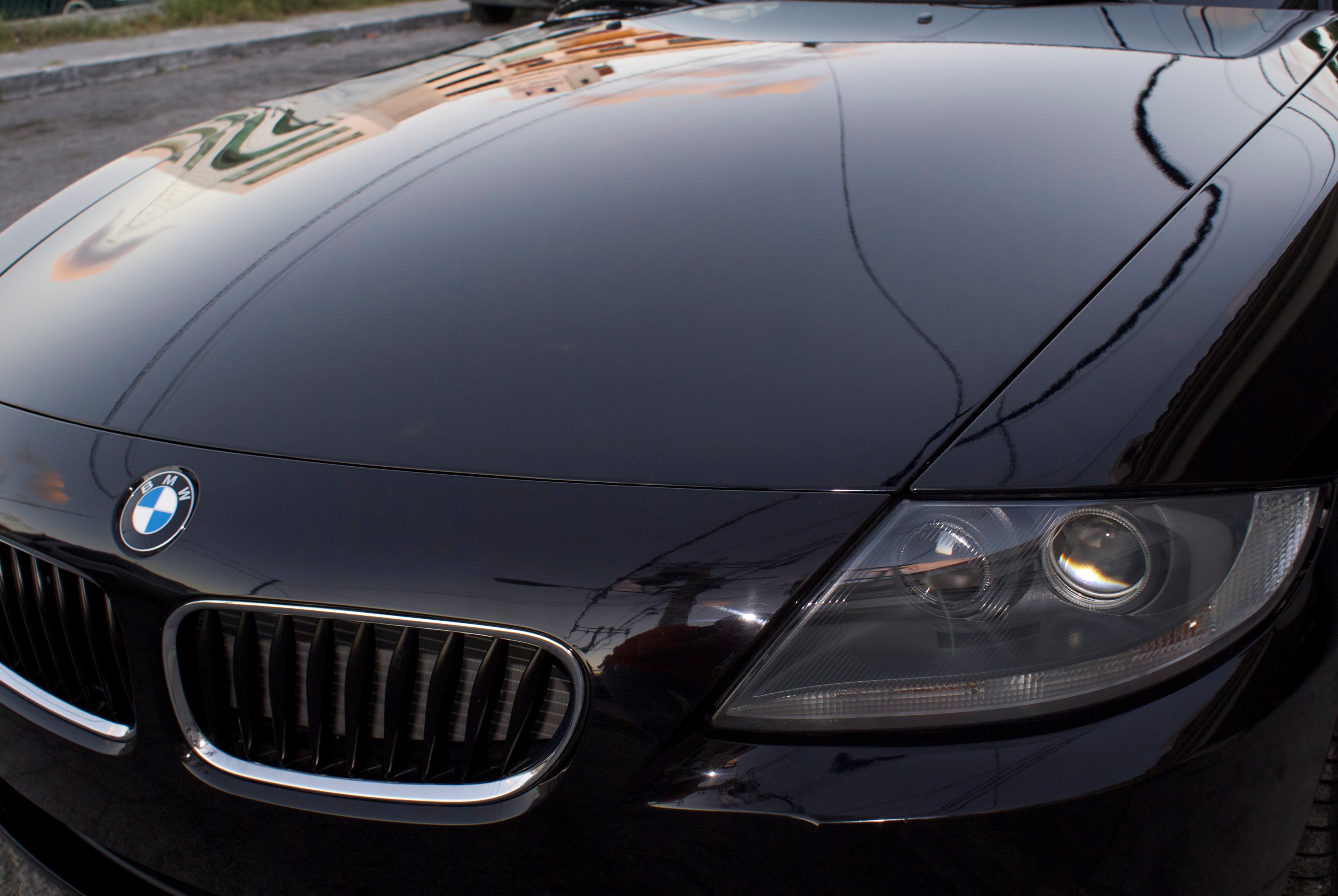 BMW Z4 — cofre y parrilla frontal impecables