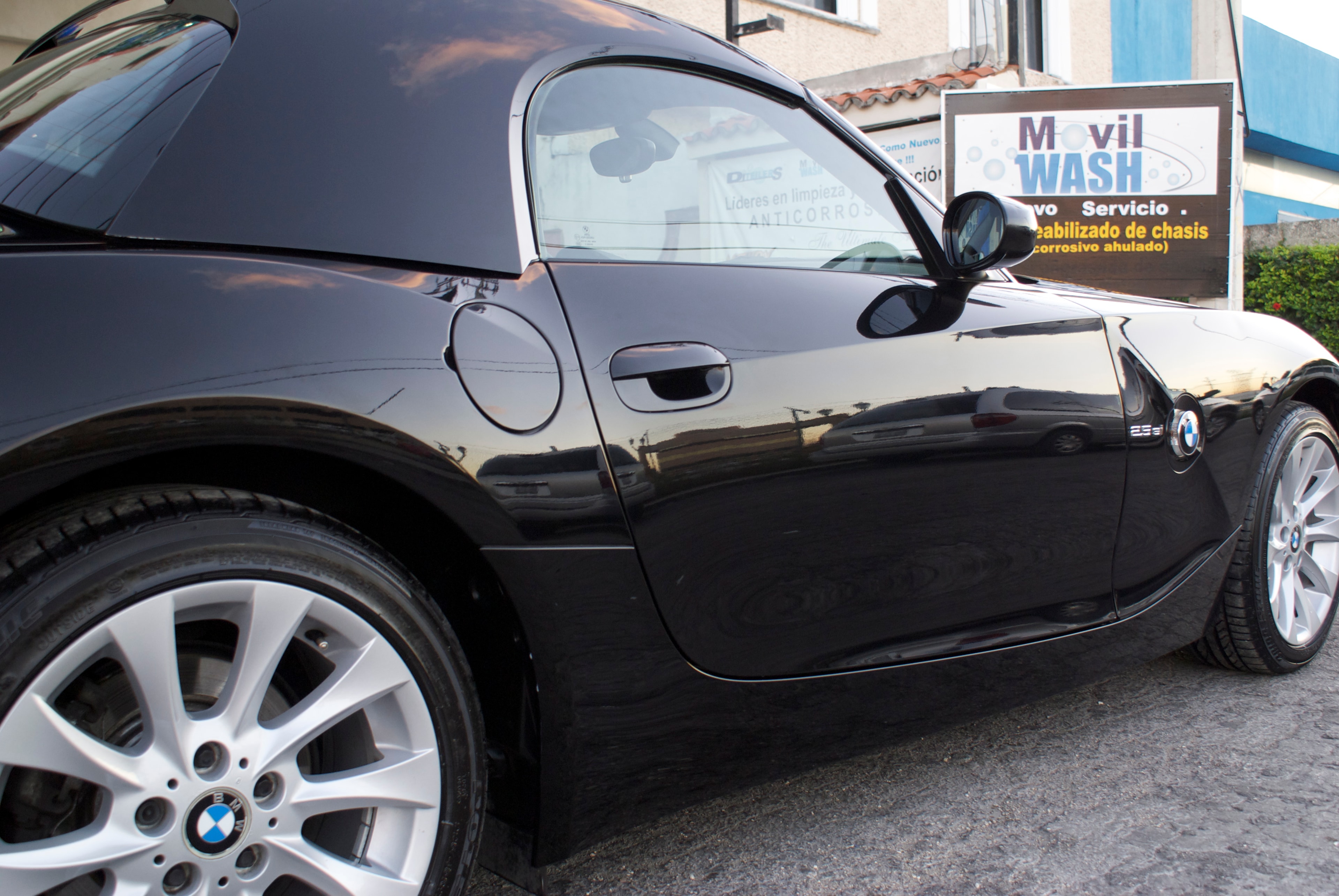 BMW Z4 negro — en instalaciones Movilwash Cancún