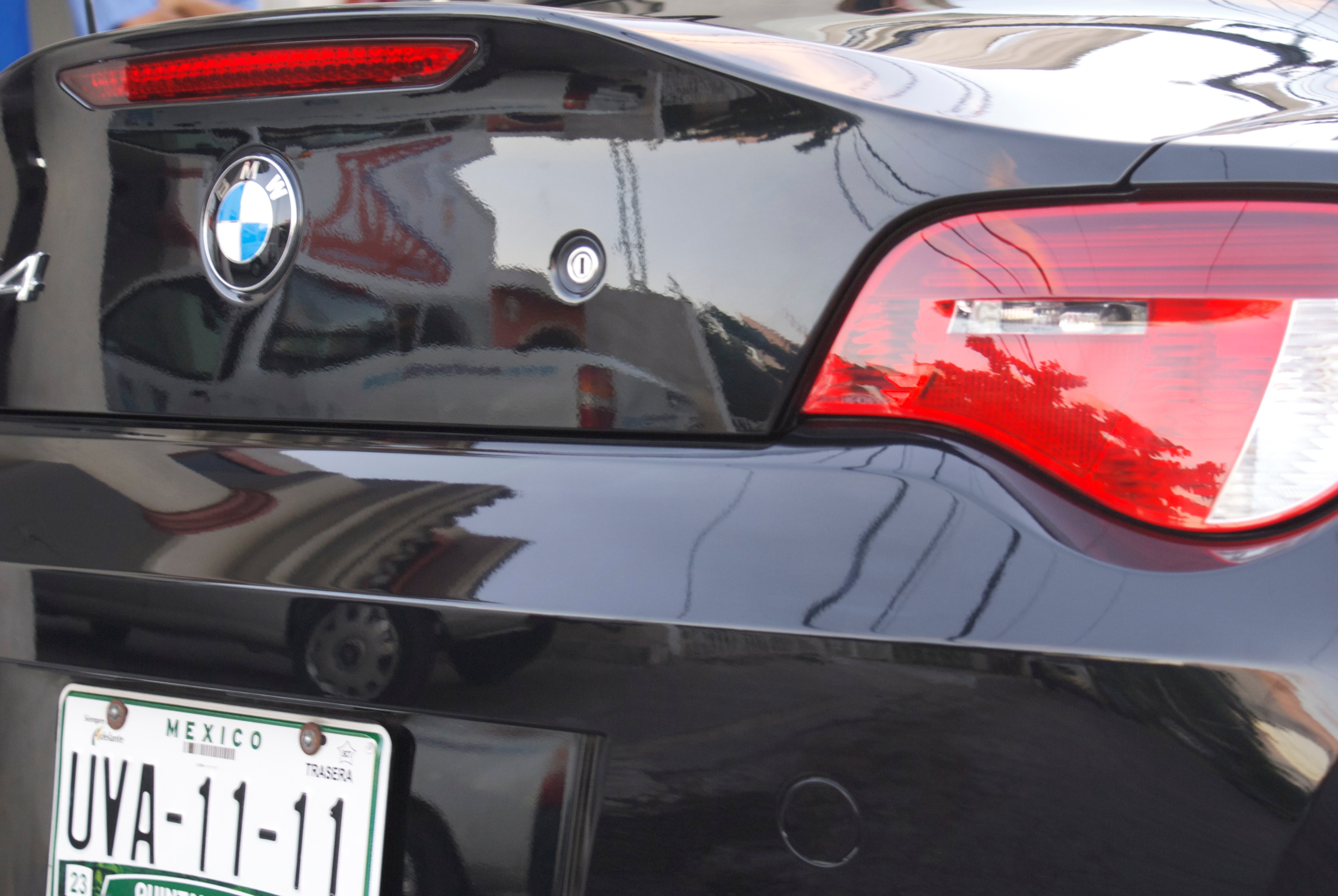 BMW Z4 — logo trasero y calavera detallados