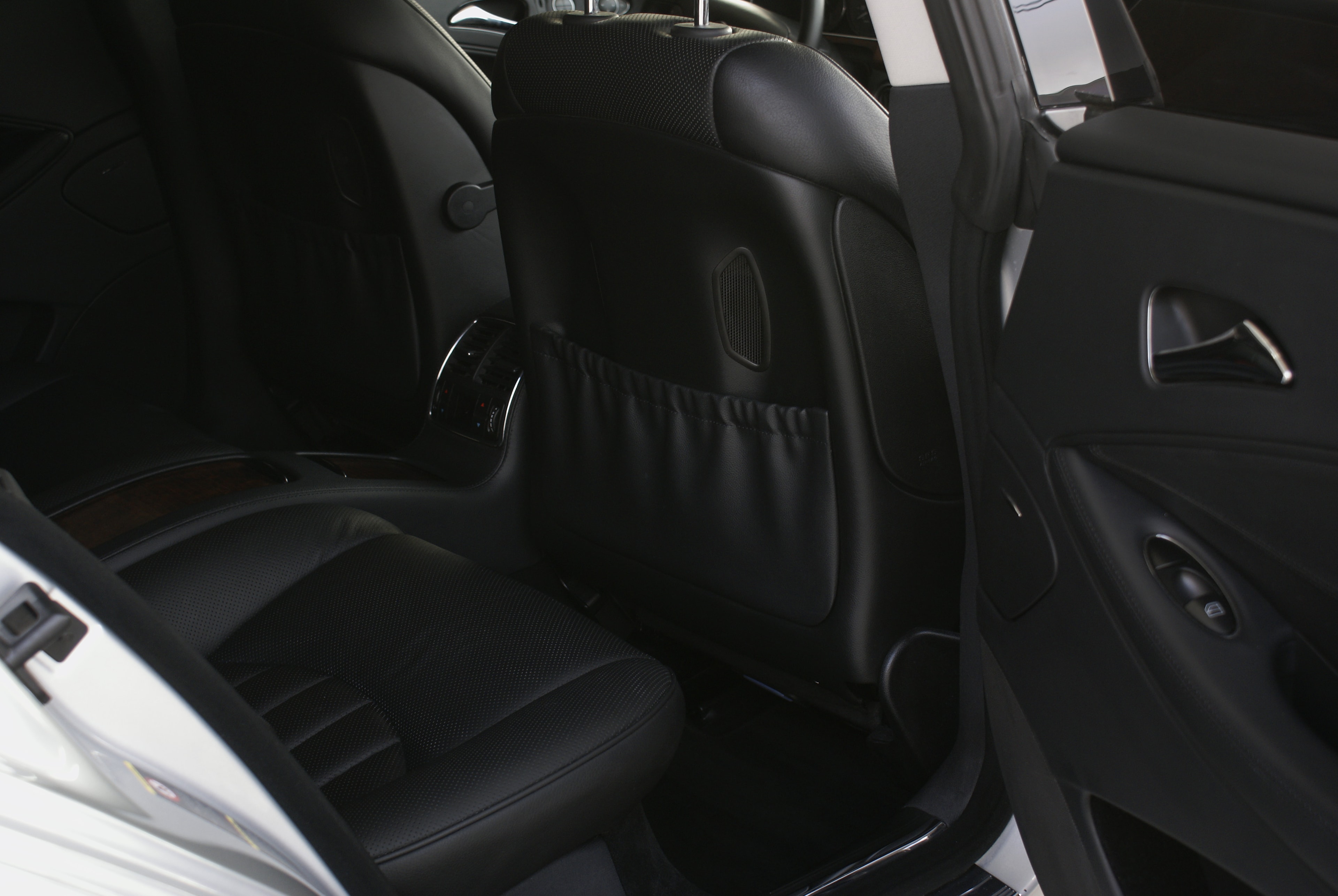 Interior — asientos piel negra detallados