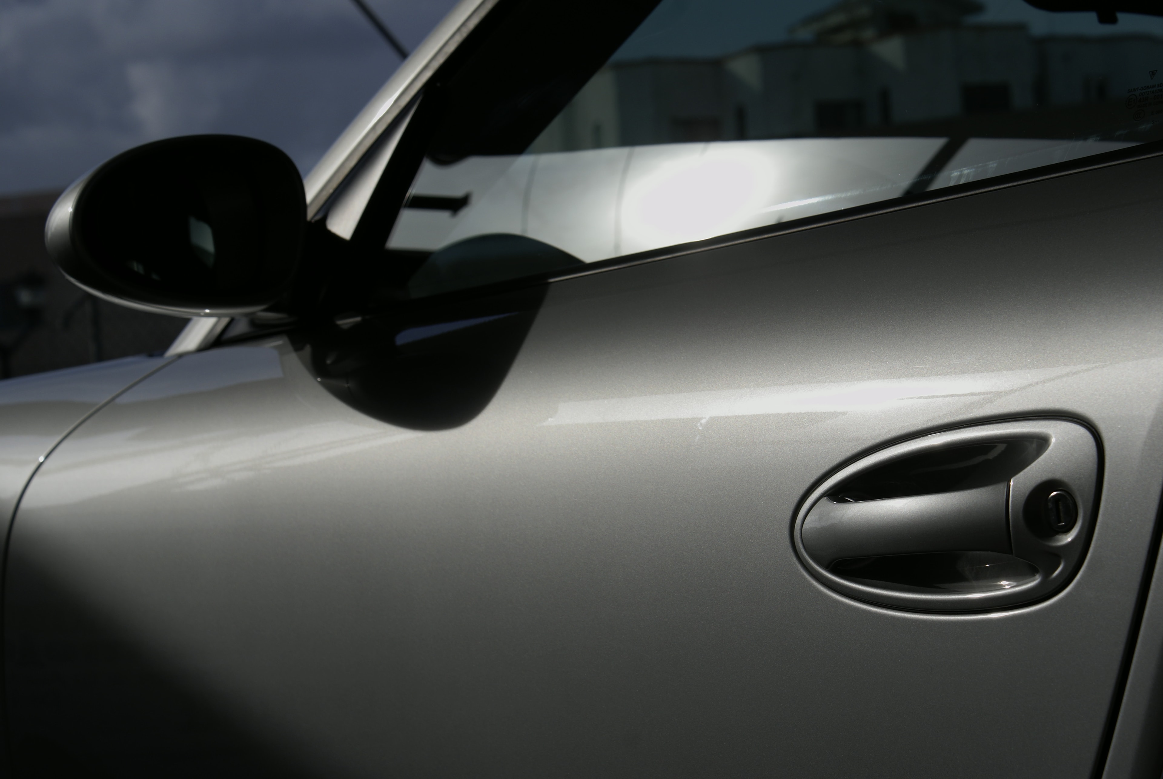 Detallado automotriz — espejo lateral impecable