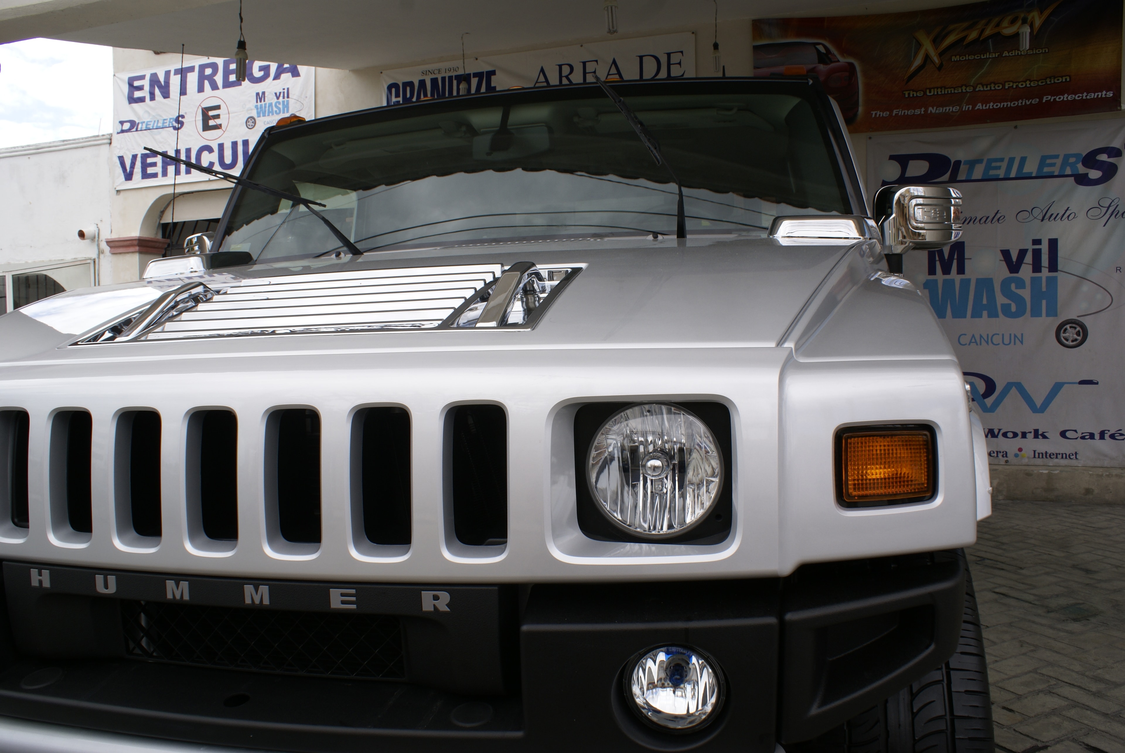 Hummer H2 — exterior plata con capota abierta