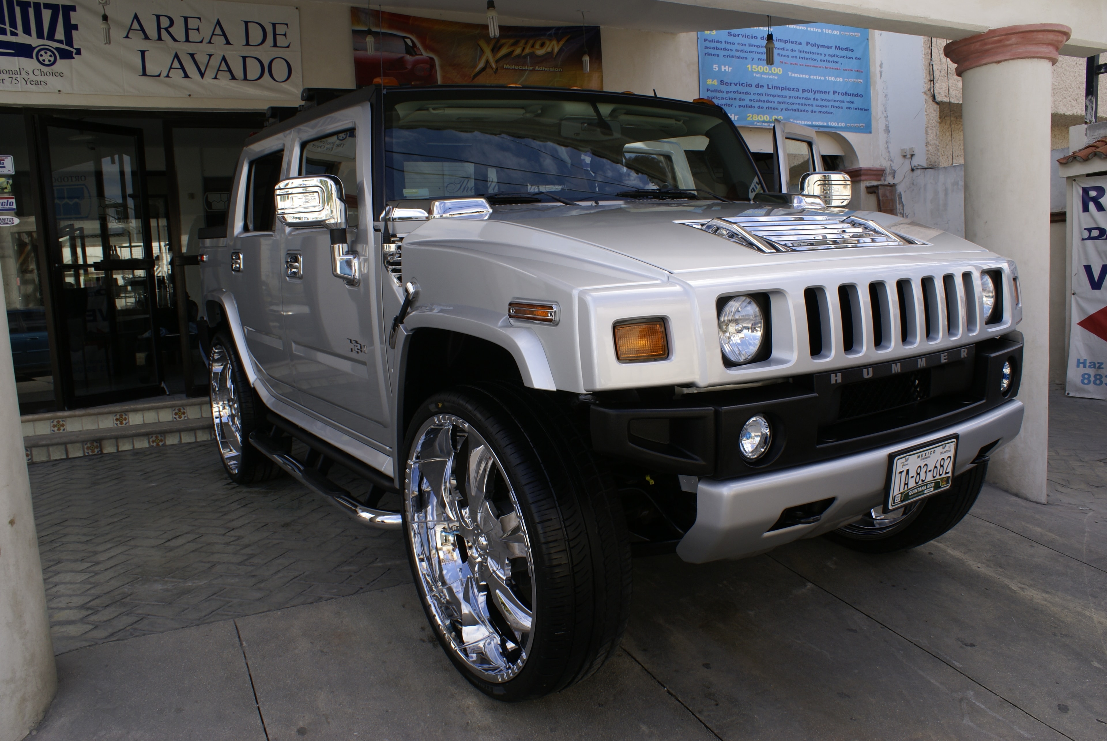 Hummer H2 — frente completo en área de lavado