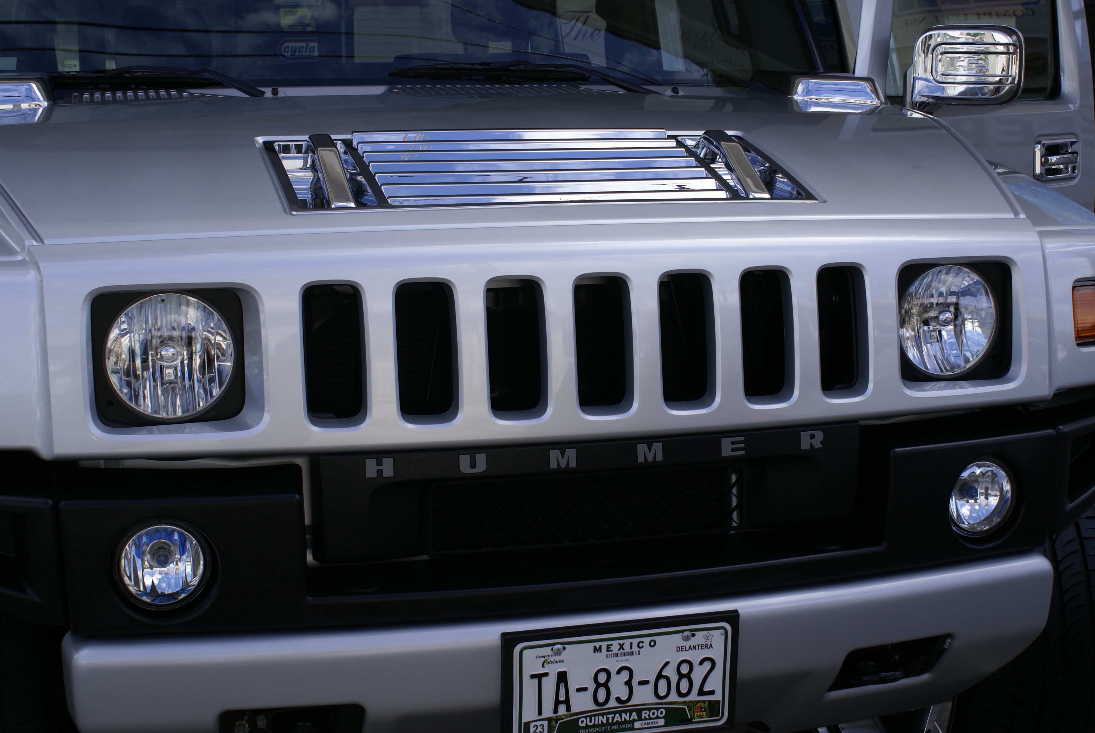 Hummer H2 — parrilla frontal close-up