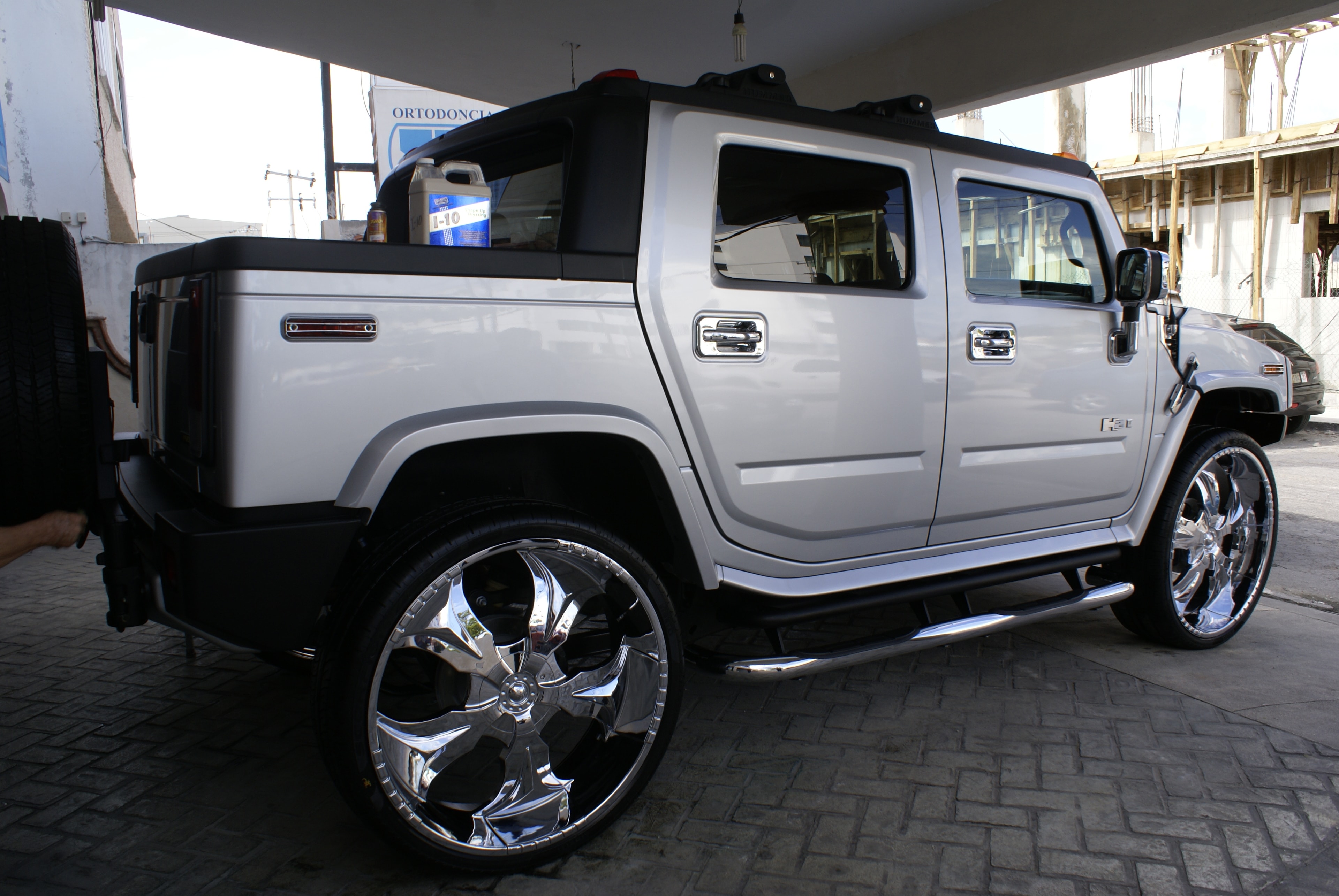 Hummer H2 — trasero con rines cromados