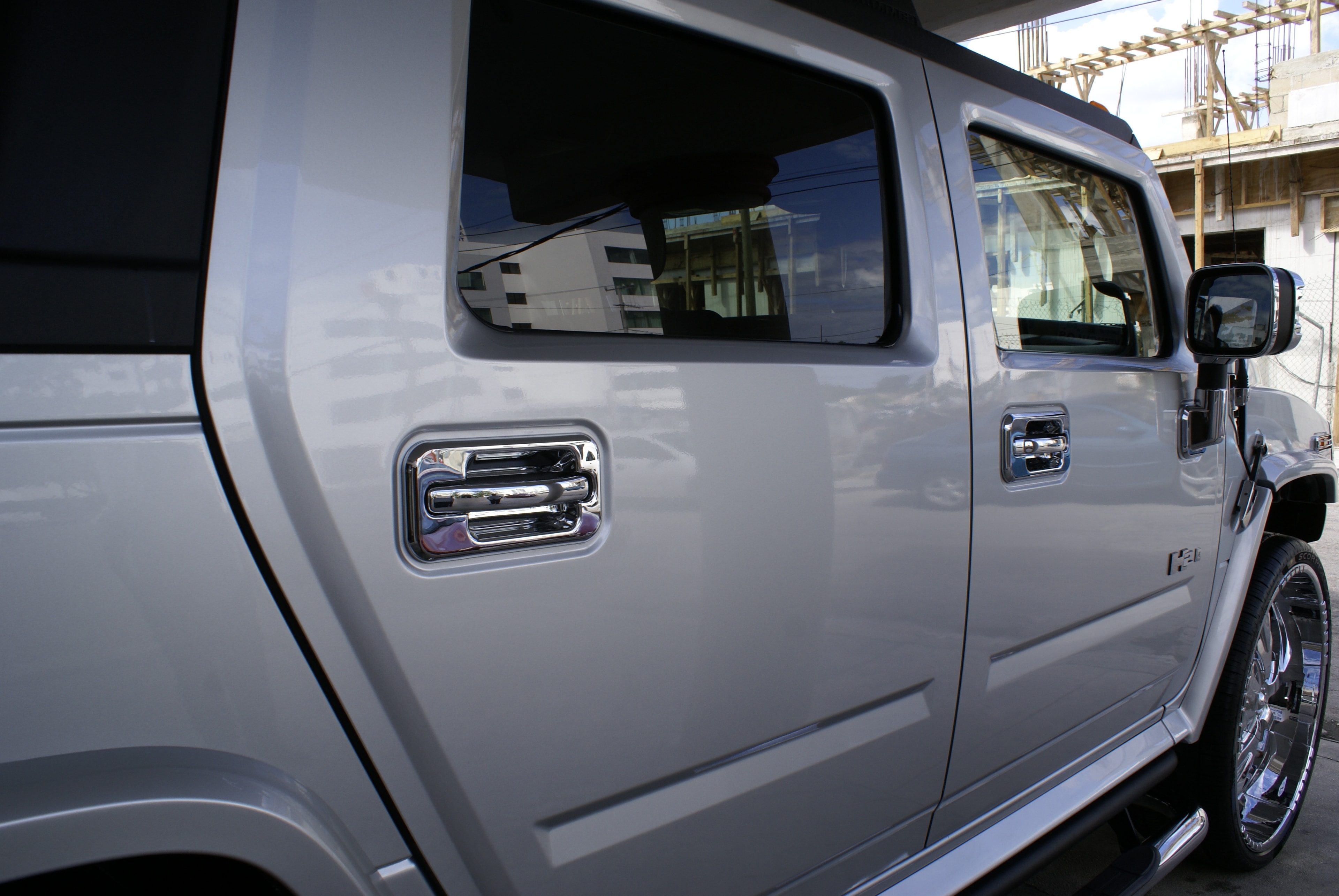 Hummer H2 — lateral plata con manijas cromadas