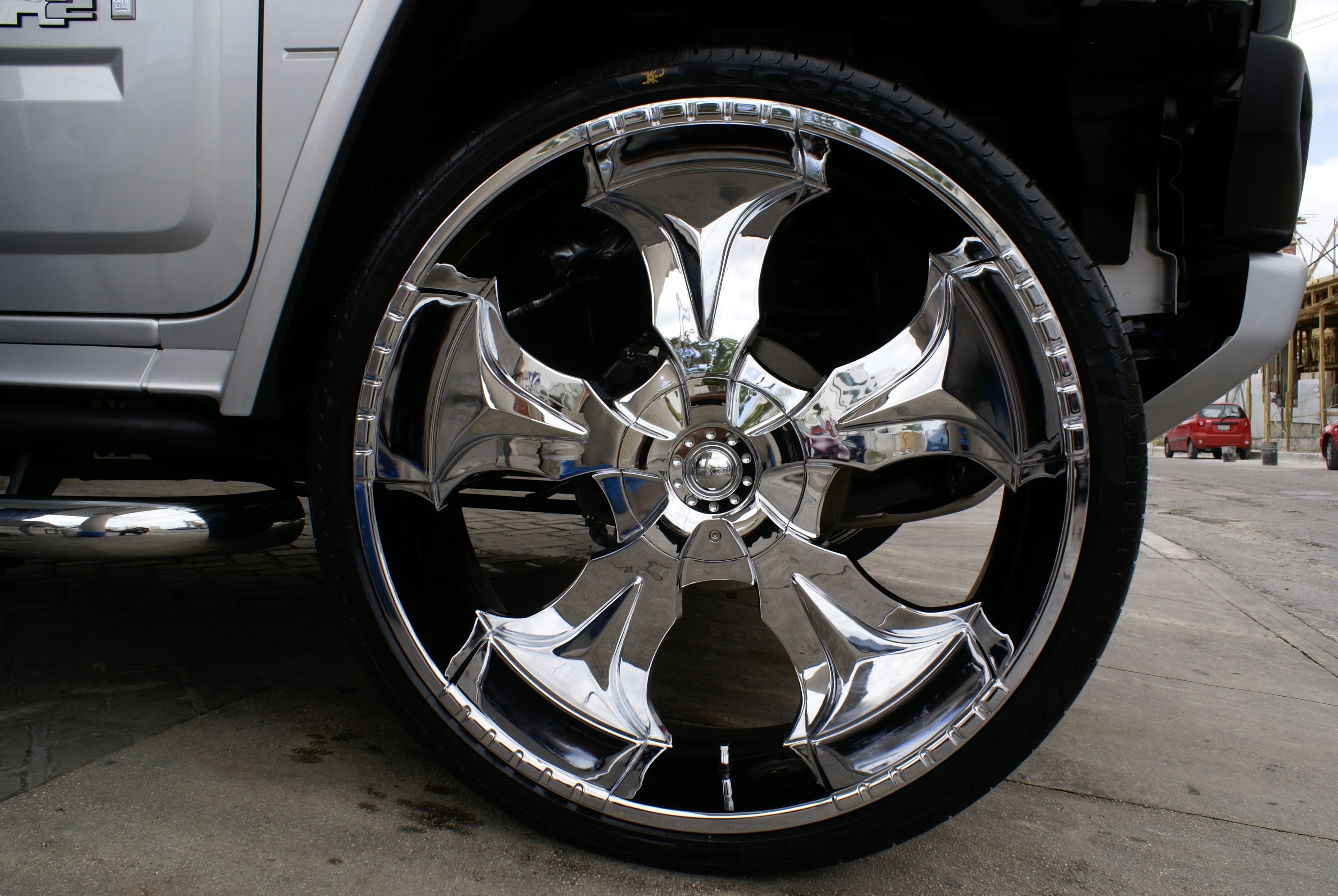 Hummer H2 — rin cromado pulido