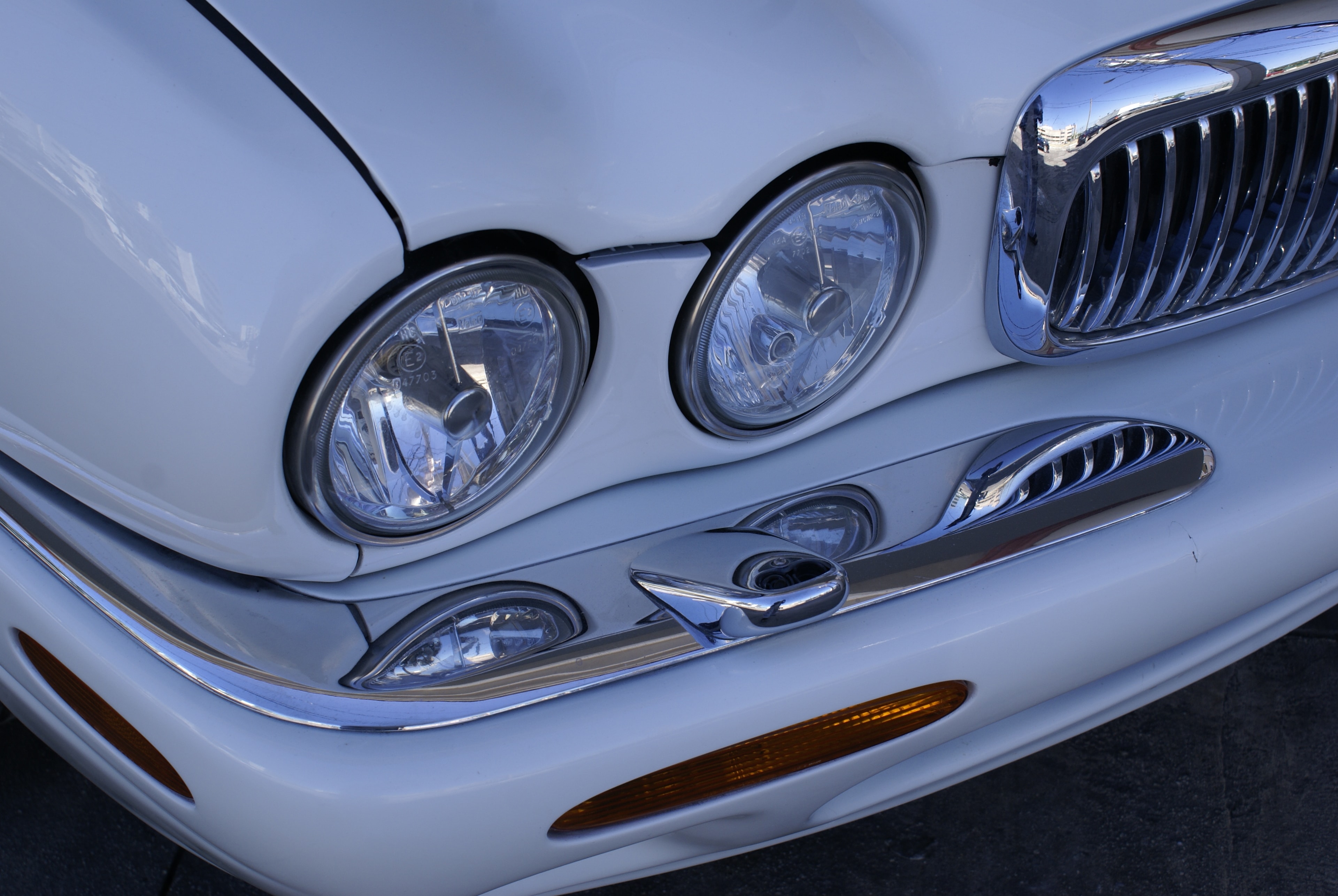 Jaguar XJ8 — faros dobles y parrilla cromada