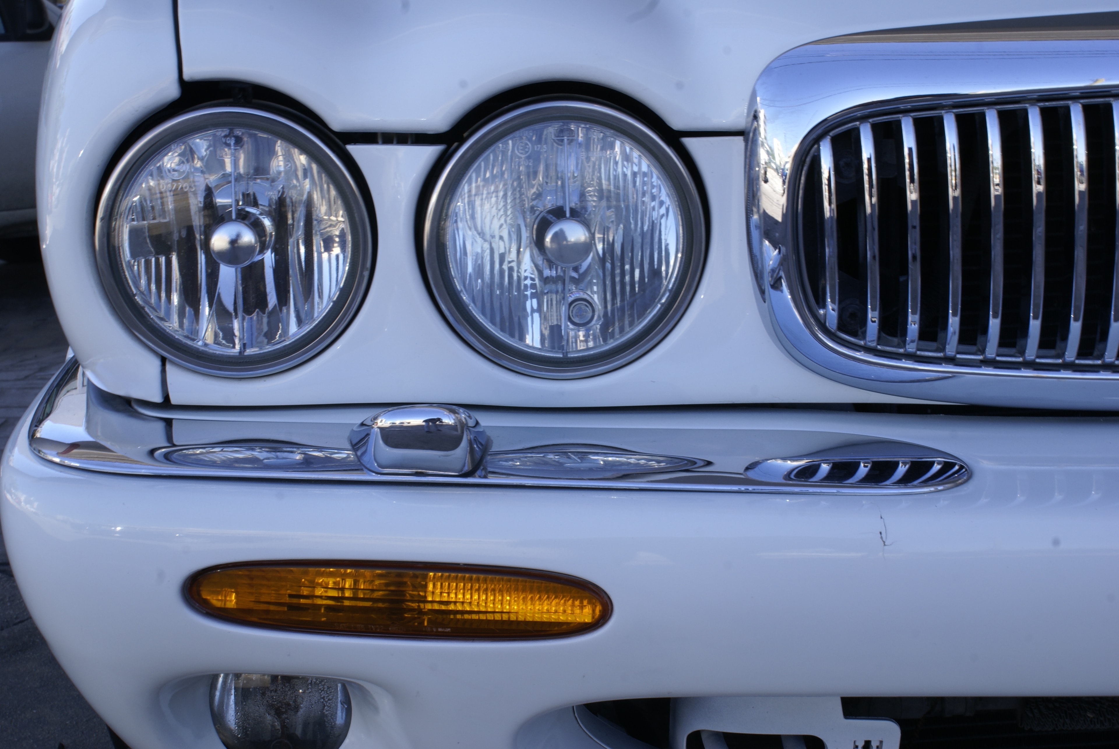 Jaguar XJ8 — faros redondos cromados