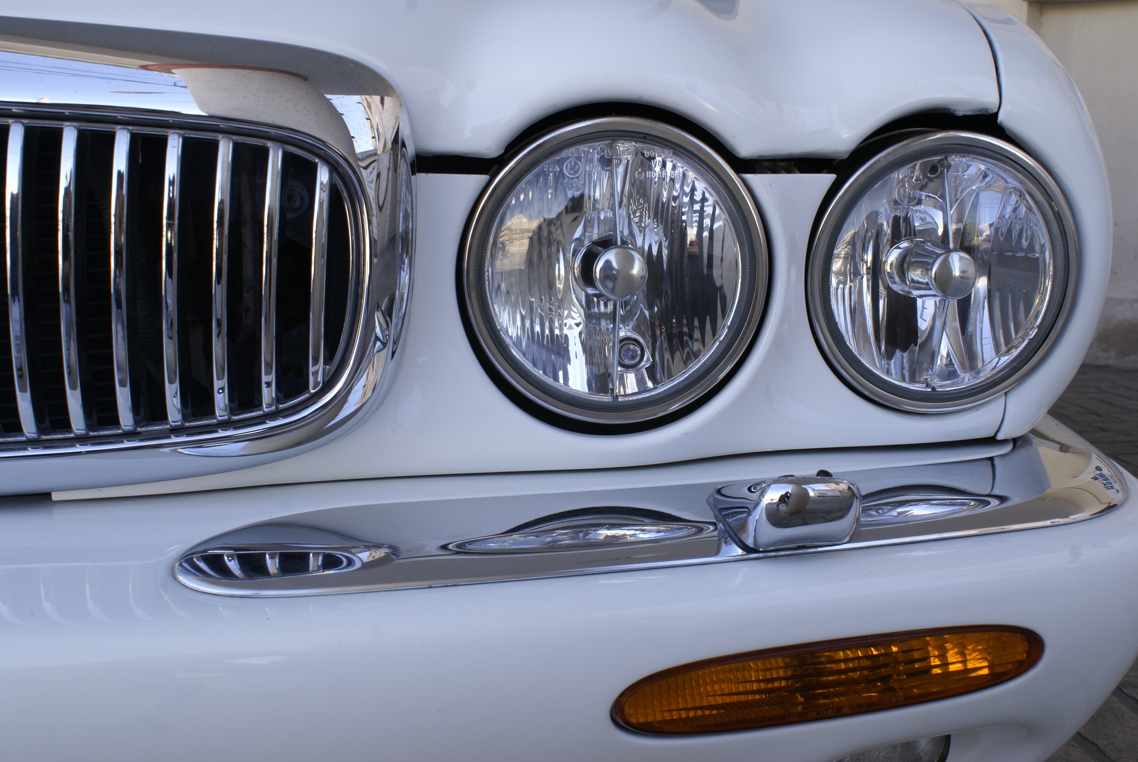 Jaguar XJ8 — faros y parrilla lateral