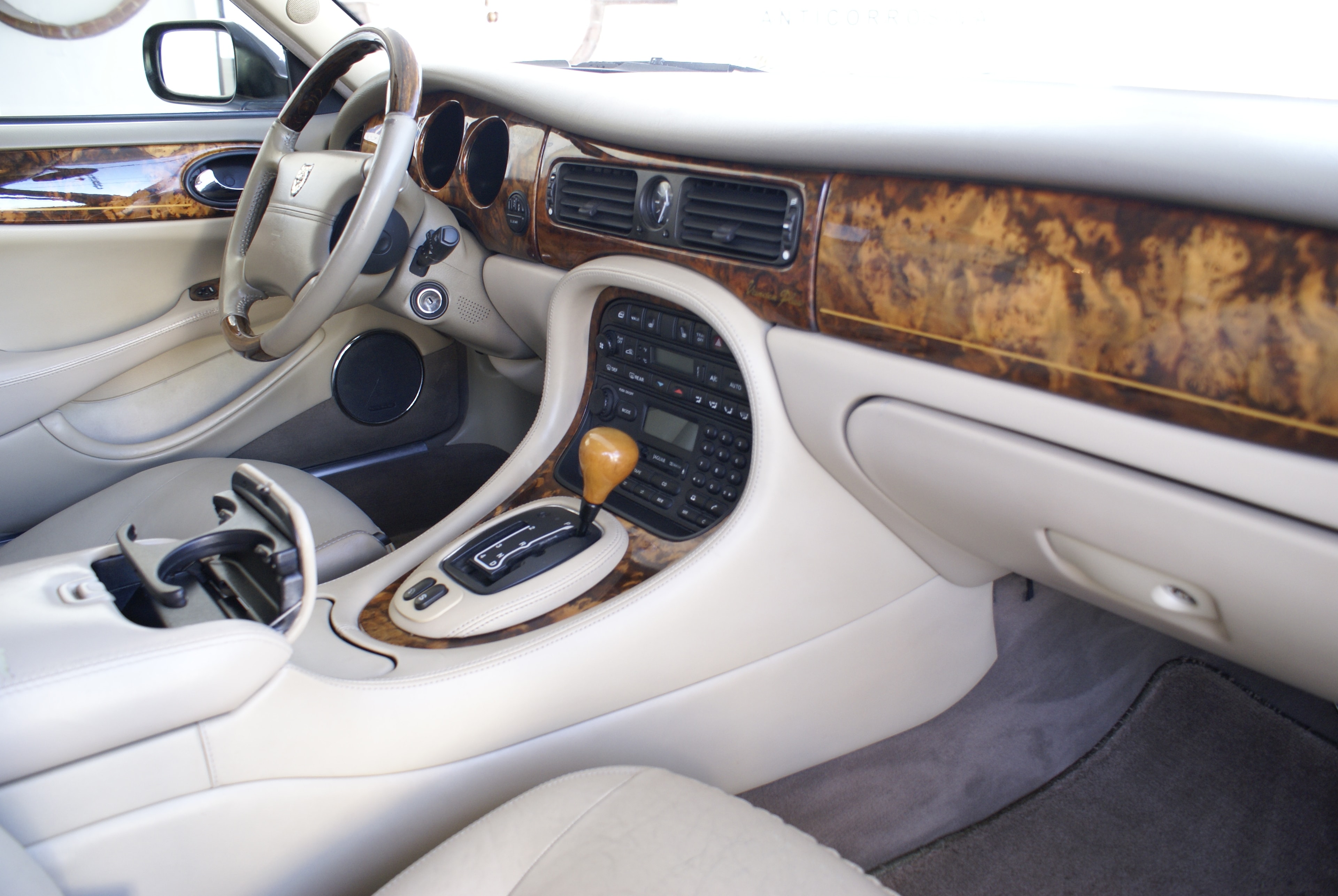 Jaguar XJ8 — tablero y consola central madera y piel