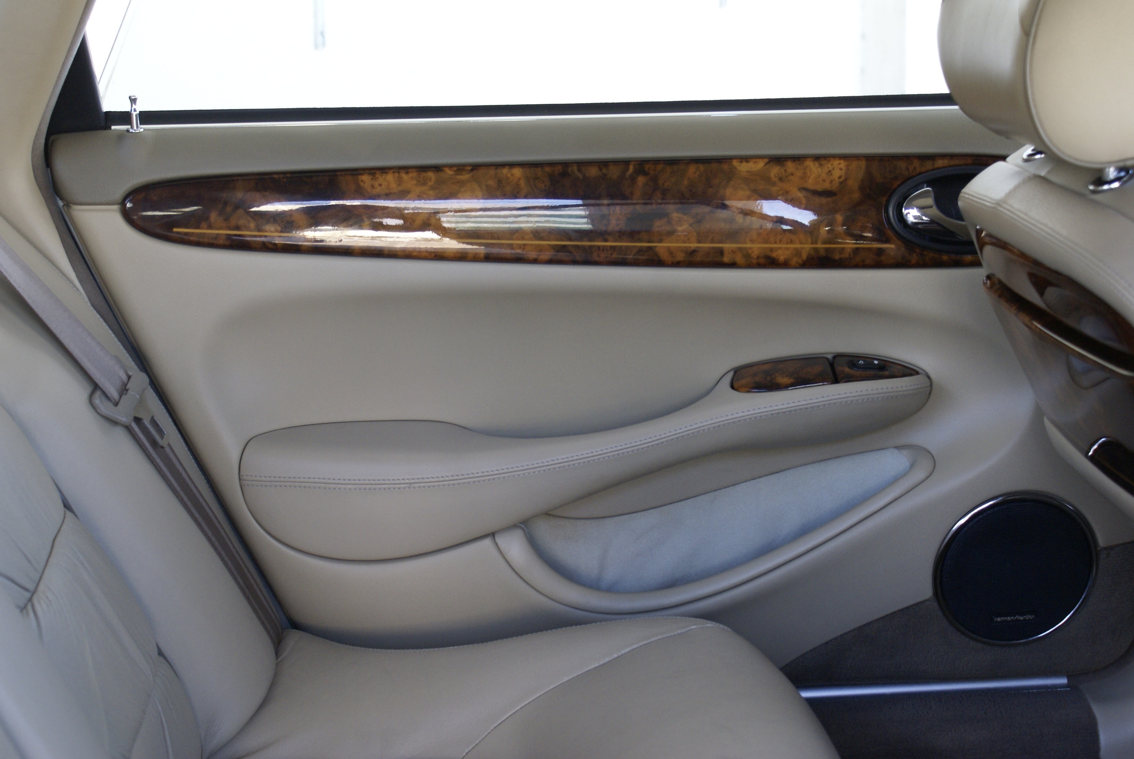 Jaguar XJ8 — puerta trasera piel crema y madera