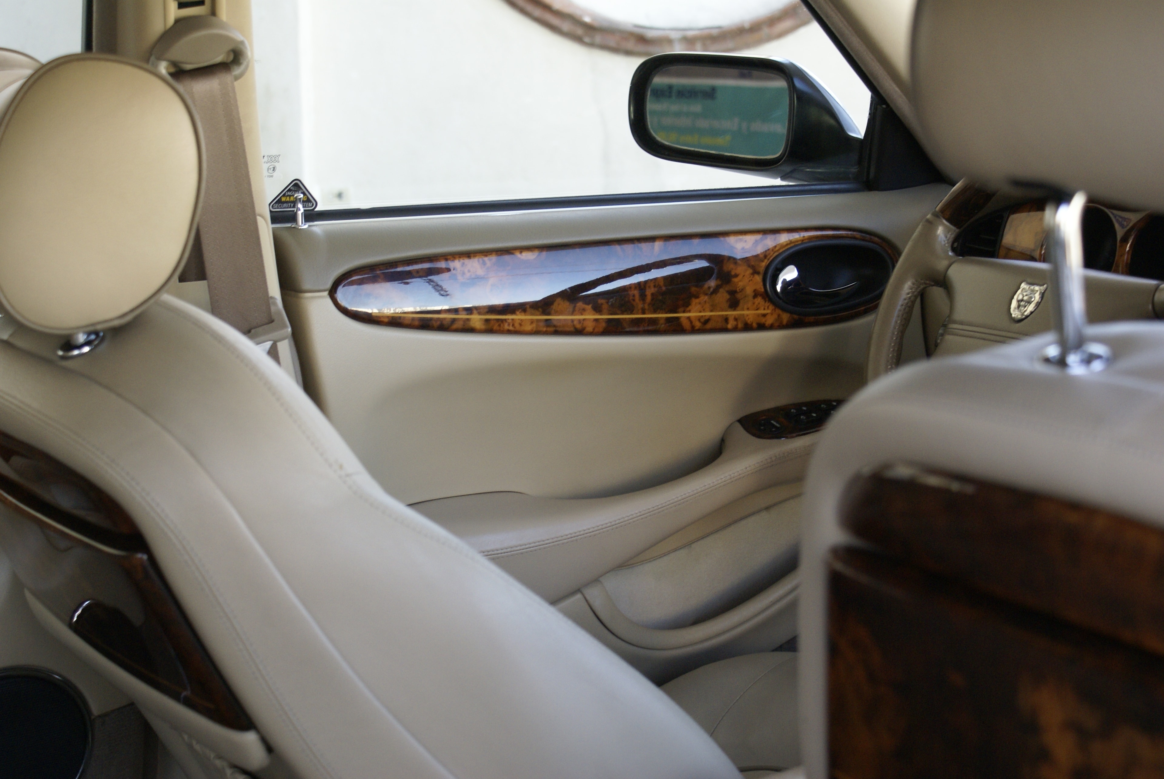 Jaguar XJ8 — asientos traseros piel crema