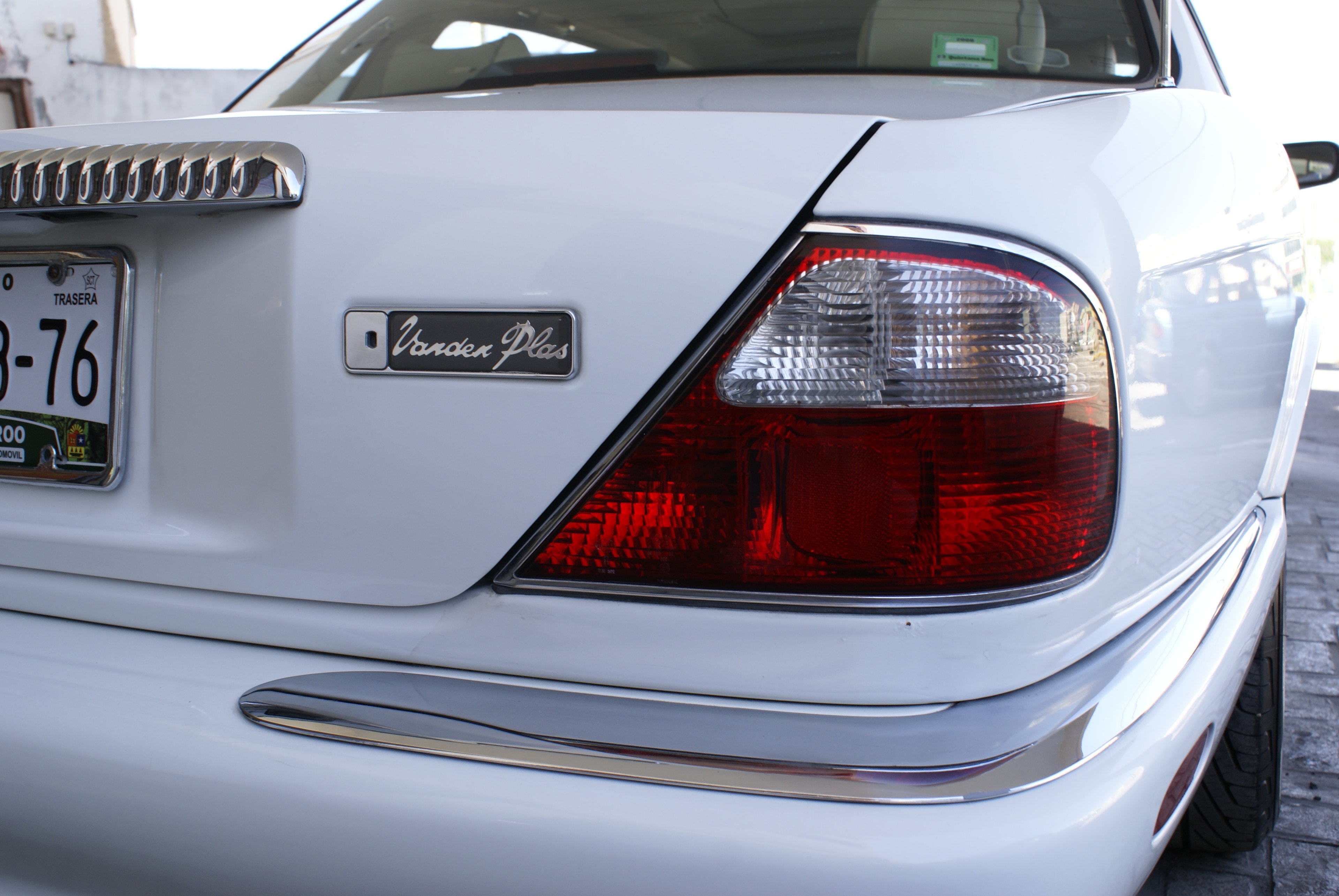 Jaguar XJ8 — calavera trasera y emblema