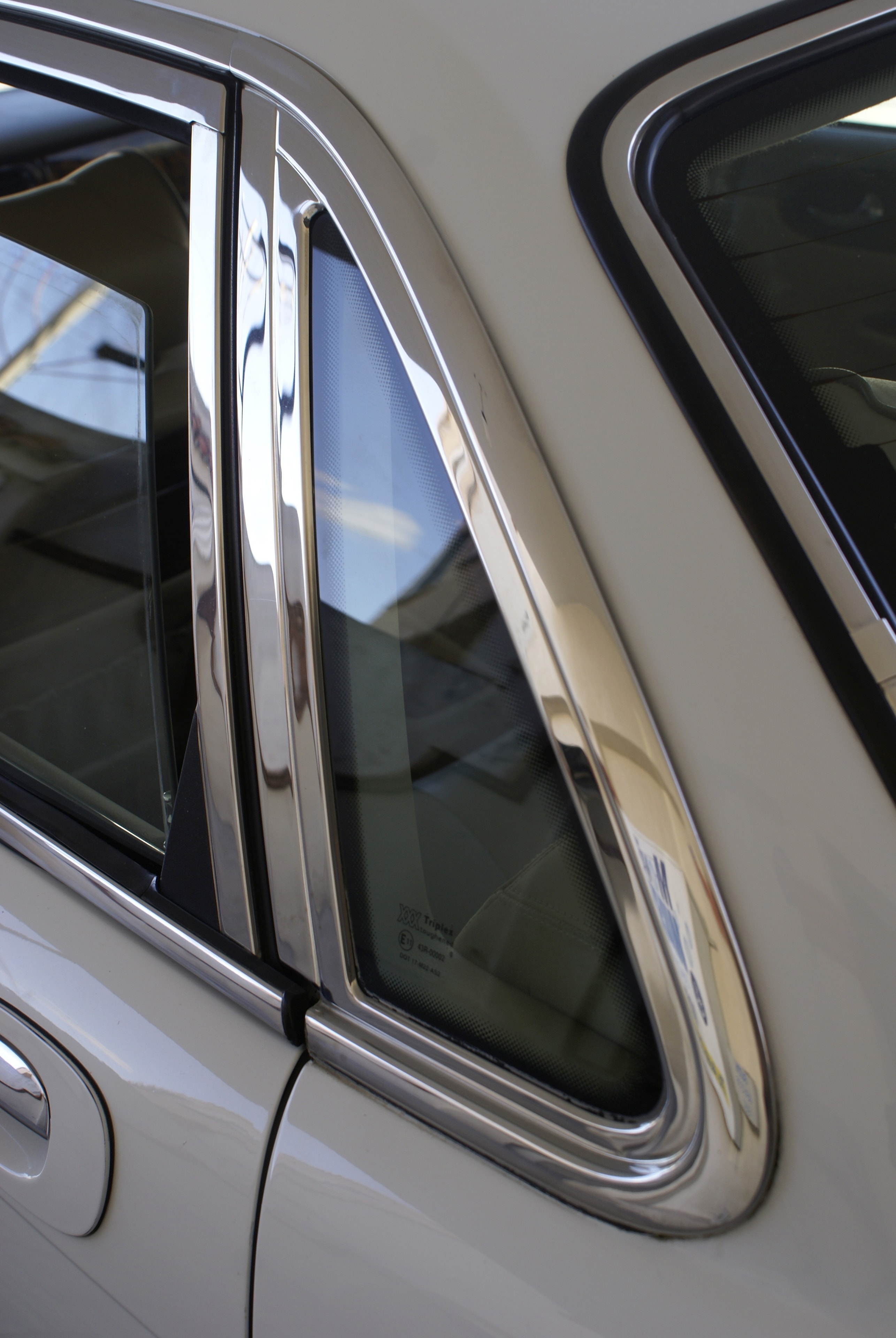 Jaguar XJ8 — molduras cromadas de ventana