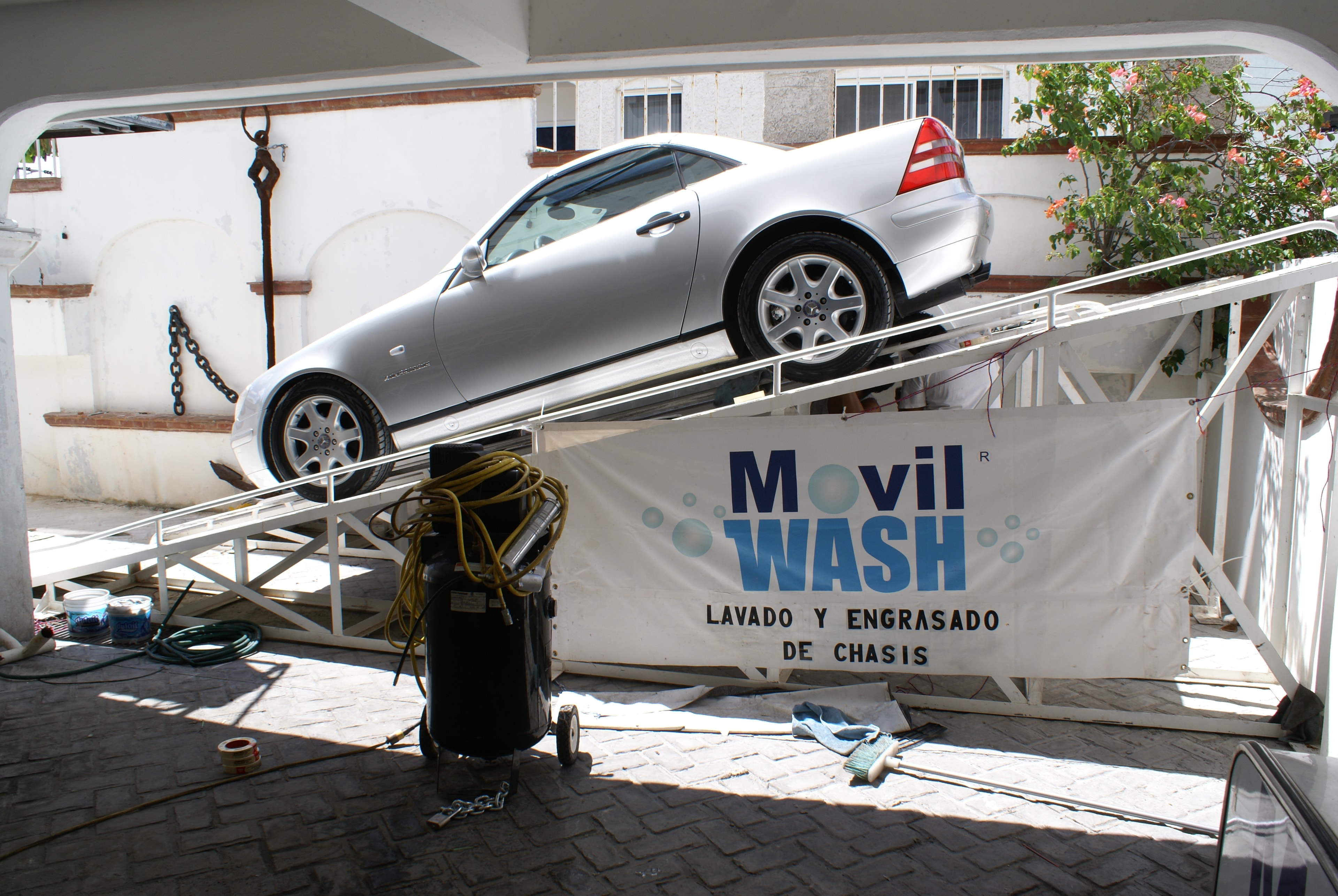 Mercedes-Benz SLK — en rampa Movilwash lateral