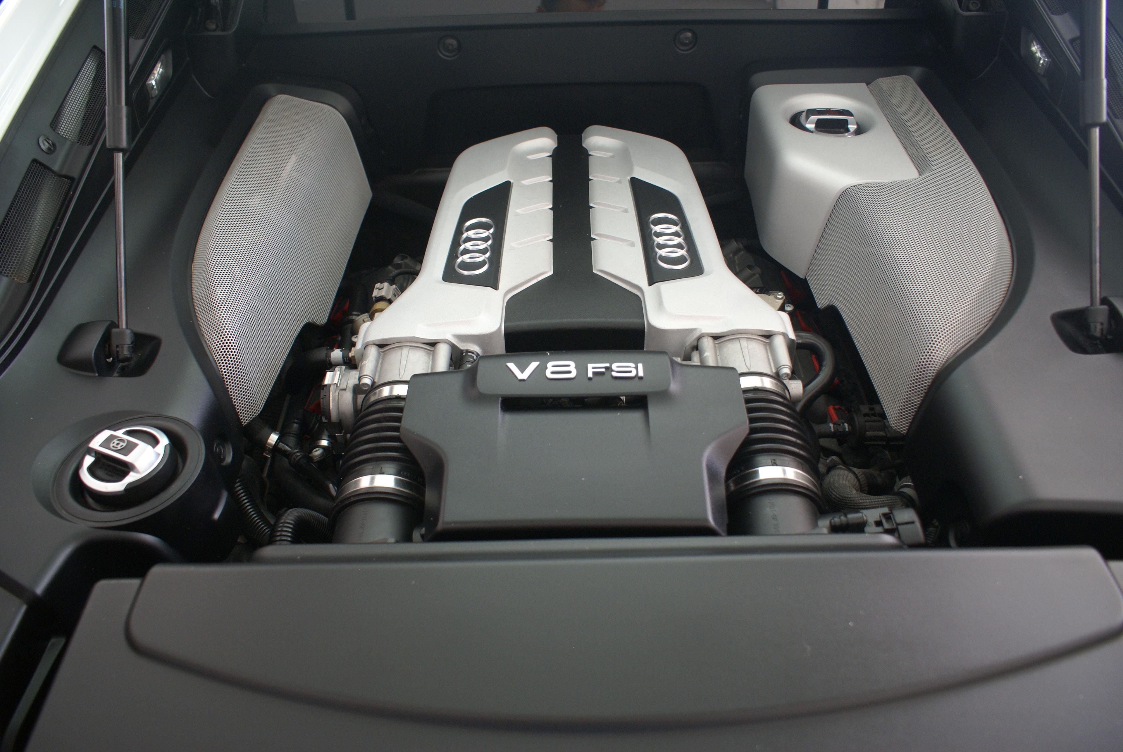 Volvo XC90 — faro delantero close-up